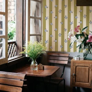 Papier peint rayé vert olive et crème avec fleurs lilas en surimpression pour un style rétro.