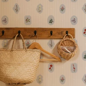 Papier peint made in France au fond beige à fines rayures blanches et jolis médaillons bleu avec fleurs sauvages.