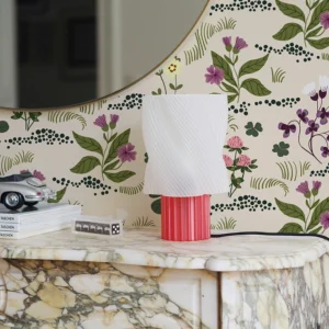 Papier peint floral Léon, inspiré des plantes sauvages. Aux tons de violet, vert et jaune sur fond beige, retrouvez la mauve, le trèfle.