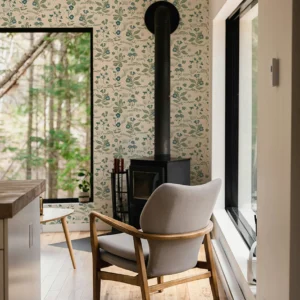 Papier peint végétal avec des fleurs sauvages comme le trèfle et la mauve décliné dans sa version vert bleuté très tendance et fraiche.