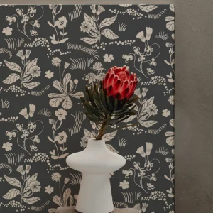 Papier peint végétal avec des fleurs sauvages comme le trèfle et la mauve décliné dans sa version noir et blanc très design et scandinave.