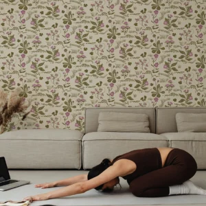 Papier peint au décor fleuri dans des tons de bronze et violet et au style scandinave. Chaud et délicat, il vous enveloppera d'une lumière chaude.