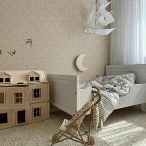 Papier peint éco-responsable avec petit motif fleuri blanc cassé et rose sur fond bleu tendre.