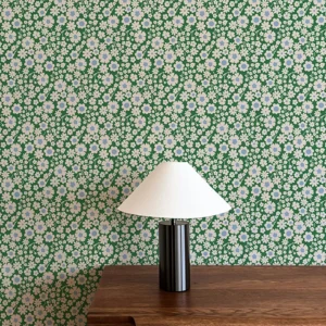Papier peint floral aux petites fleurs blanches et pistil bleu sur un fond vert dynamique rappelant le design danois.