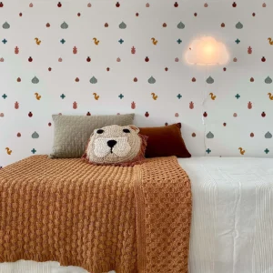 Papier peint épuré de coccinelle et écureuil et petites feuilles d’automne sur fond blanc.