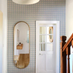 Papier peint vichy bleu poudré pour un effet intemporel, doux et frais. Motif à la fois tendance et pouvant traverser les époques.