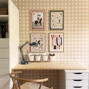 Papier peint éco-responsable vichy jaune et beige d’une douce intensité.
