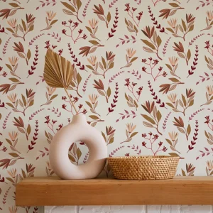 Papier peint campagne chic au fond beige et motifs végétaux terracotta, rose et kaki.