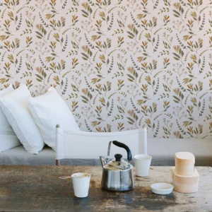 Papier peint végétal au fond beige rosé et plantes sauvages variant du vert à l’ocre.