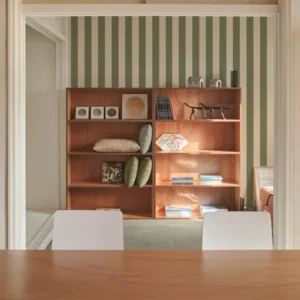Papier peint éco-responsable à rayures verticales beige chaud et vert.