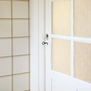 Papier peint au fond blanc chaud représentant des carreaux ocres comme un textile tissé.