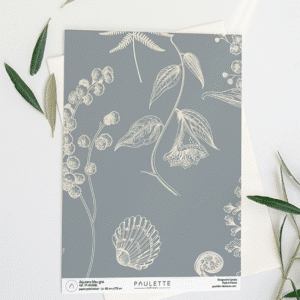 Echantillon A4 d'un motif végétal Arjuzanx sur fond bleu gris.