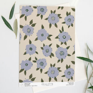 Echantillon du papier peint Biarritz à motif floral original aux couleurs lavande sur fond crème.