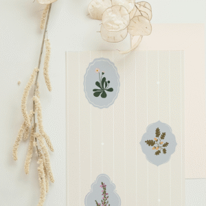 Echantillon du papier peint Binaou beige à rayures et fleurs