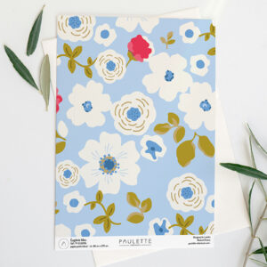 Echantillon du papier peint floral Eugénie frais et délicat sur fond bleu vif.