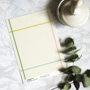 Echantillon de papier peint à carreaux colorés composé de traits fins et acidulés sur fond beige.