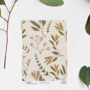 Echantillon du motif fleuri Hossegor aux couleurs douces de verts et ocres sur fond crème.