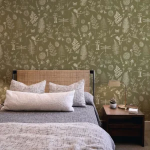 Papier peint Arjuzanx représentant des plantes comme des gravures, fines et délicates, cette végétation blanche sur fond vert pesto apporte de la dimension à votre mur toute en douceur.
