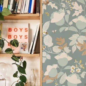 Papier peint éco-responsable bleuté où s’entrelacent fleurs jaune et feuillages marrons.