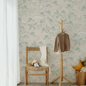 Papier peint floral dans les tons doux, bleu, le beige et le blanc. Un enfant pourra laisser libre court à son imagination en cherchant les petits insectes et plantes.