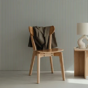 Papier peint écologique à fine rayures bleues et beige pour un intérieur style campagne.