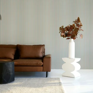 Papier peint à rayures fines bleu clair et beige pour une rendu frais et scandinave.