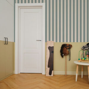 Papier peint à rayures bleu baltique donnant beaucoup de caractère à une chambre d'enfant.