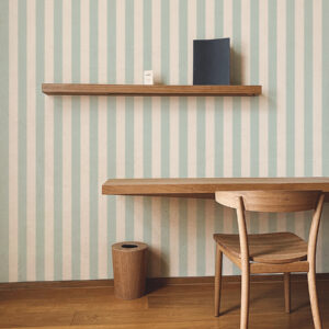Papier peint à jolies rayures bleu céladon et beige pour un intérieur doux et frais.