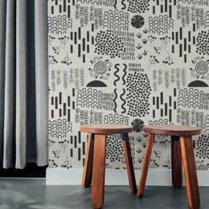 Papier peint au fond blanc et motifs d’art primitif noirs pour une ambiance ethnique.