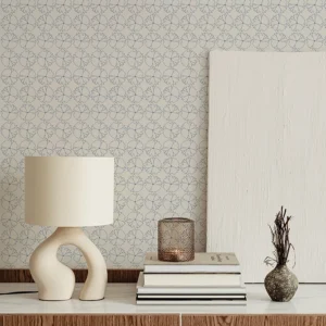 Papier peint graphique épuré fond blanc cassé et symboles circulaires bleus architecturaux.