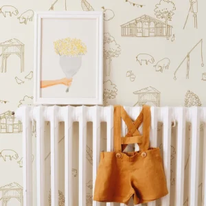 Papier peint landais avec ses dessins ocre de renard, poules et échassier sur fond beige pour chambre d'enfant.