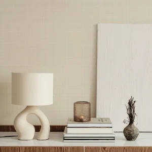 Papier peint éco-responsable graphique à fin quadrillage blanc sur fond beige.