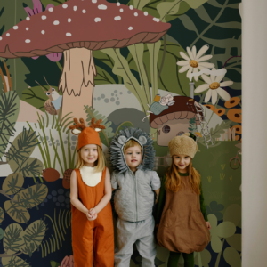 Papier peint pour bébé et enfants avec des animaux dans la forêt vivant dans leur petite maison champignon, gland et tronc d'arbre.