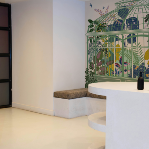Papier peint panoramique d'un serre colorée avec plantes luxuriantes comme une jungle.