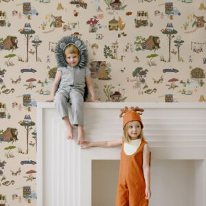 Papier peint figuratif représentant des animaux dans un petit village de maisons champignons dans une univers pour enfant coloré et joyeux, sur un fond beige clair.