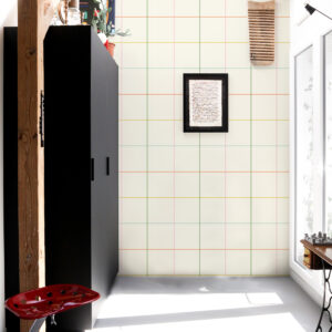 Papier peint minimaliste au fond lumineux avec fine lignes colorées formant un quadrillage épuré.