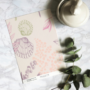 Echantillon A4 d'un motif végétal Arjuzanx dans des tons rose violet et vert acidulé sur fond crème.