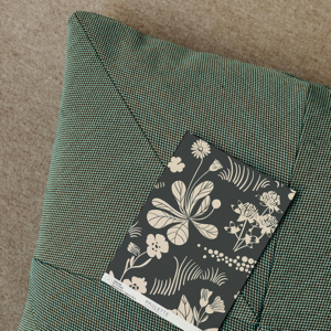Echantillon de papier peint intissé du motif Léon de fleurs de jardin blanches sur fond anthracite.