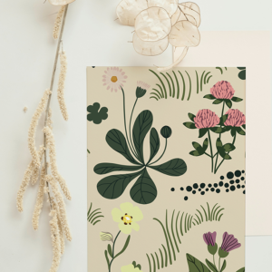 Echantillon de papier peint intissé du motif Léon de fleurs de jardin colorées sur fond beige.