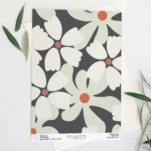 Echantillon du papier peint intissé Soorts au style floral fort avec ses larges fleurs blanches sur fond noir.