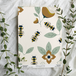 Echantillon du papier peint Bougue de jolies abeilles sur fond beige et feuillages vert tendre pour une chambre d'enfant