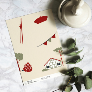 Echantillon A4 du papier peint Itsasu inspiré des éléments basques avec la maison, le fronton, le pin mais aussi inspiré des Landes.
