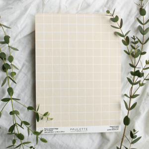 Echantillon de papier peint intissé du motif Itsasu à petits carreaux sur fond beige