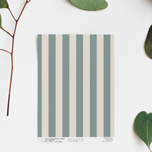 Echantillon de papier peint intissé du motif Marsan à rayures fines bleu baltique pour un style rétro