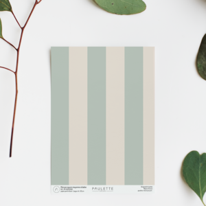 Echantillon de papier peint intissé du motif Marsan à rayures élégantes céladon pour un style rétro