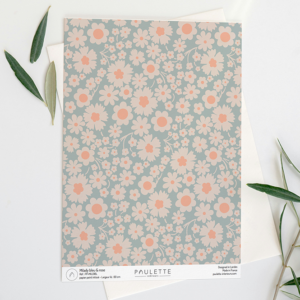 Echantillon papier peint fleuri bleu et rose acidulé au style liberty délicat et frais.
