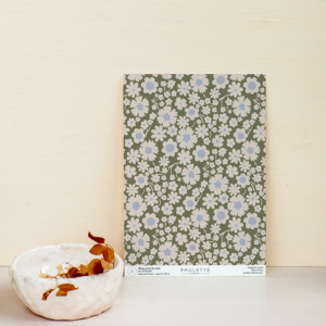 Echantillon papier peint fleuri vert pesto et bleu au style liberty délicat et rétro.