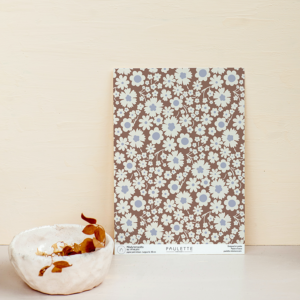 Echantillon A4 du papier peint fleuri crème et bleu sur fond terracotta au style liberty délicat et chaleureux.