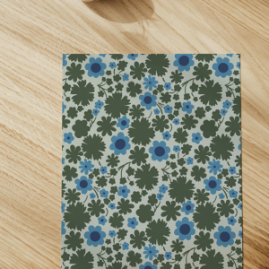 Echantillon papier peint fleuri Milady vert algue et bleu au style liberty délicat et rétro.