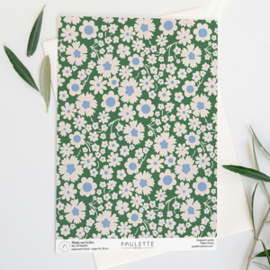 Echantillon papier peint fleuri Milady crème et bleu au style liberty délicat et scandinave sur fond vert.